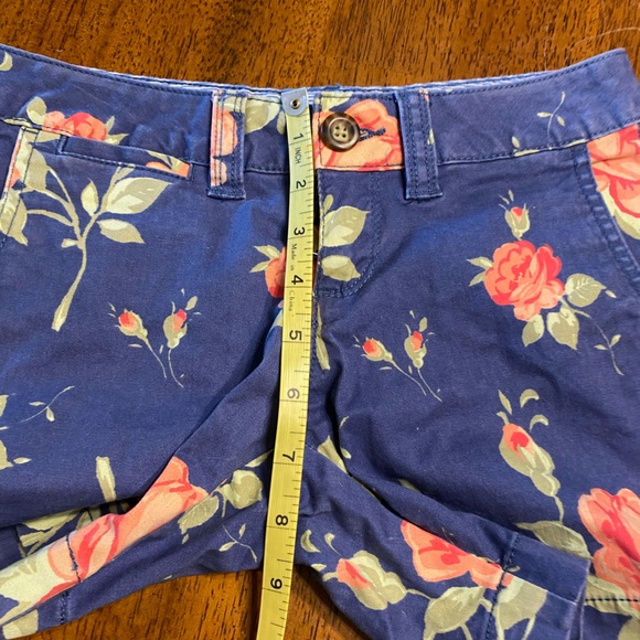 Red camel floral shorts. Size 0. - Picture 8 of 9